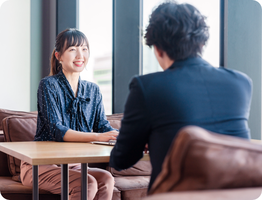 コレカラヤ社員からインタビューを受ける大学生の写真